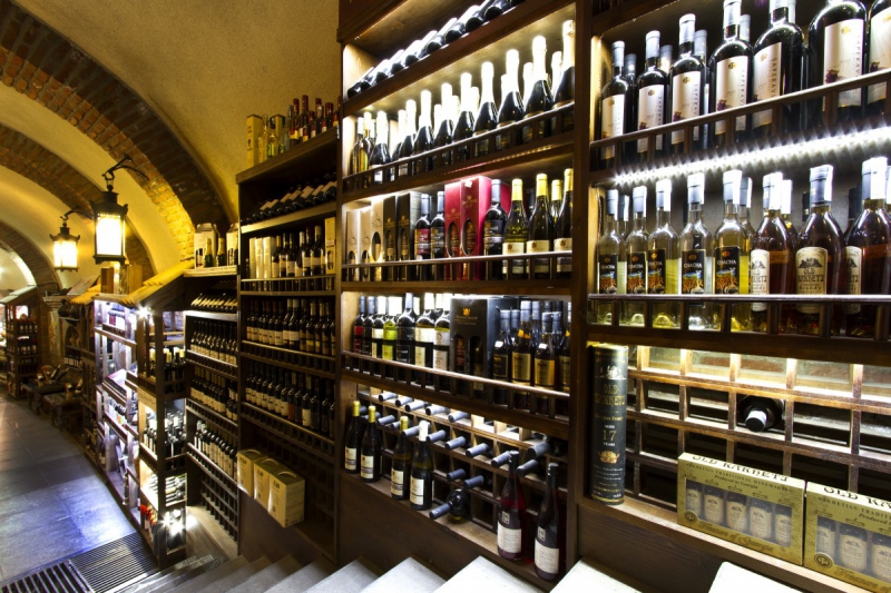 boutique-REGUSSE-min_world_street_travel_shop_canon_georgia_wine_bottles-429767
